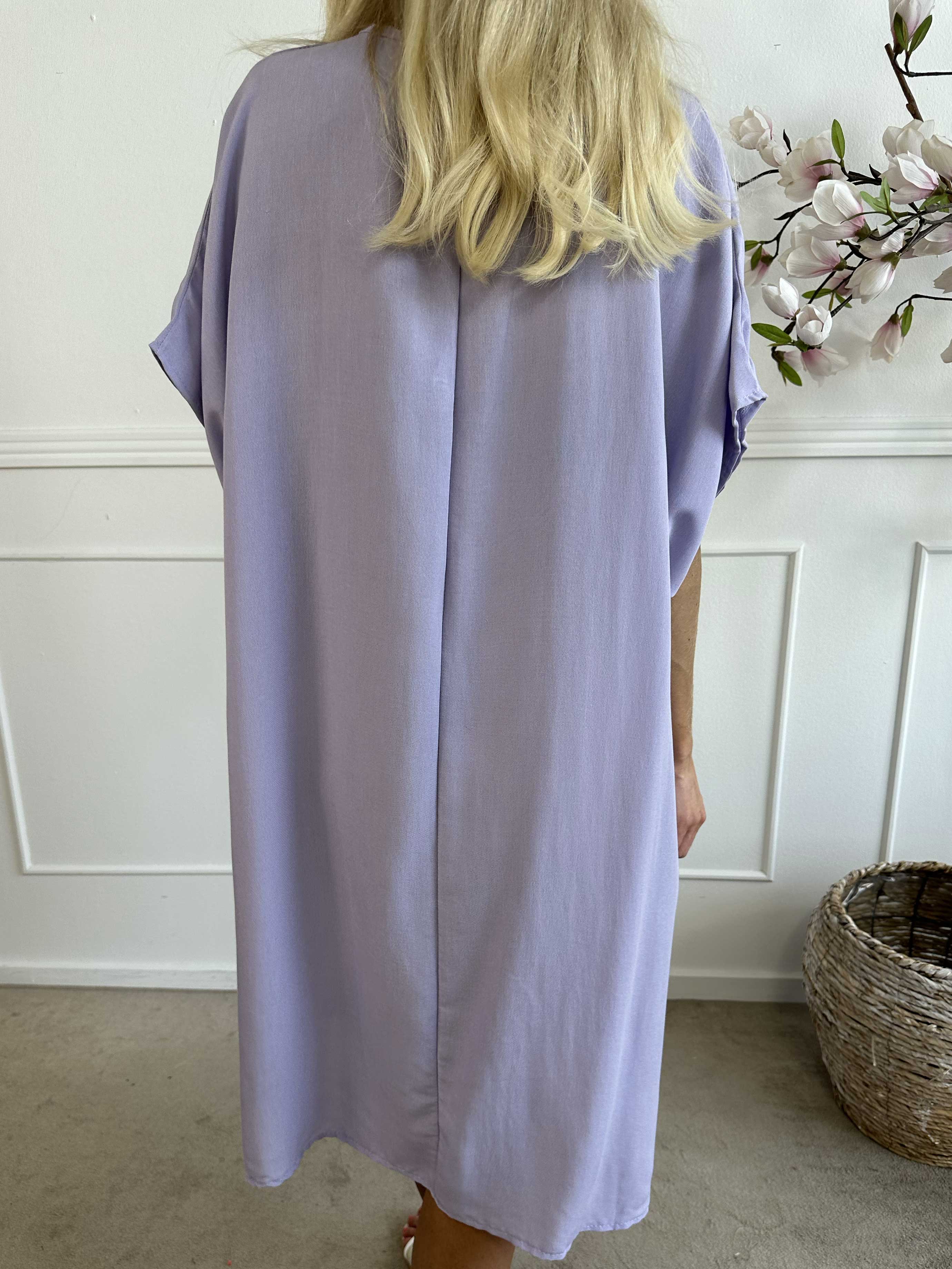 Astrid - Simpel kjole med v-udskæring